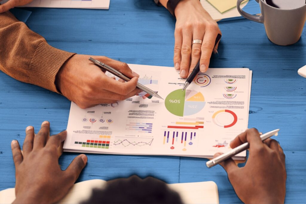 Time de marketing e vendas estudando dados e definindo estratégia digital